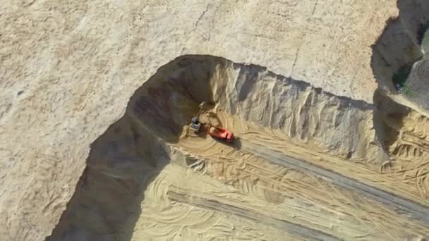 トラックに砂を積み込む航空写真 掘削機とトラックは 砂の採石場で働いています — ストック動画