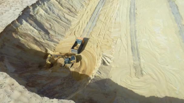 将沙装入卡车的鸟瞰图 重型机械 挖掘机和卡车在采石场工作 — 图库视频影像