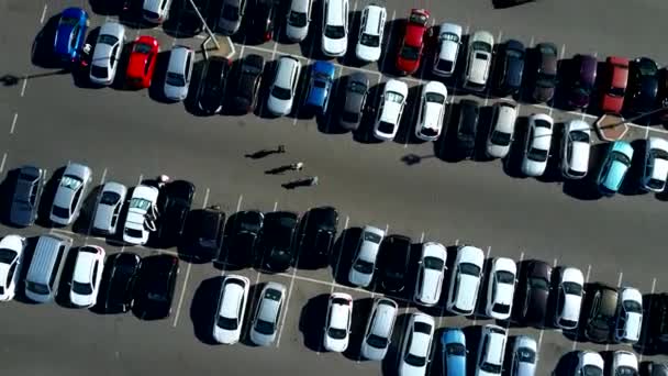 Una vista desde arriba al proceso de aparcamiento. Hay mucho tráfico en el estacionamiento. Buscando espacios en el ajetreado aparcamiento. Consejos de estacionamiento. Crucero para estacionamiento en el centro de negocios ocupado — Vídeo de stock