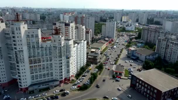 Vista aérea del barrio residencial. Desarrollo urbanístico desde arriba. Vista superior. Bienes raíces en la ciudad — Vídeo de stock