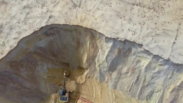 Une machinerie lourde - pelle et camion travaillent dans la carrière de sable .