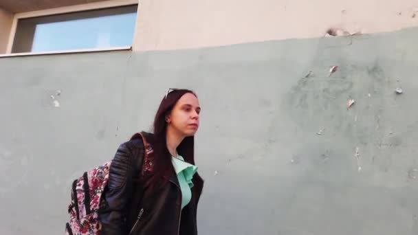 Junge Frau Mit Rucksack Fuß Der Stadt — Stockvideo