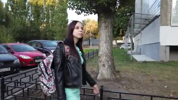 リュックを背負った若い女性が街を歩き — ストック動画