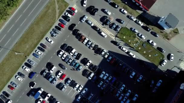 A view from above to the process of car parking. Heavy traffic in the parking lot. Searching for spaces in the busy car park. Parking advice. Cruising for parking in busy business center — Stock Video