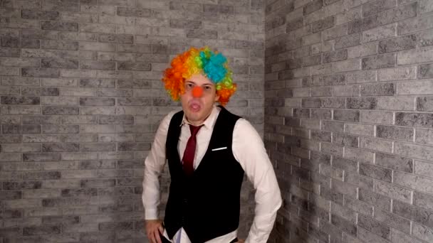 Travailleur de bureau en wig clown, concept de clown au travail. Homme d'affaires avec perruque clown. Costume de clown original pour l'Halloween — Video