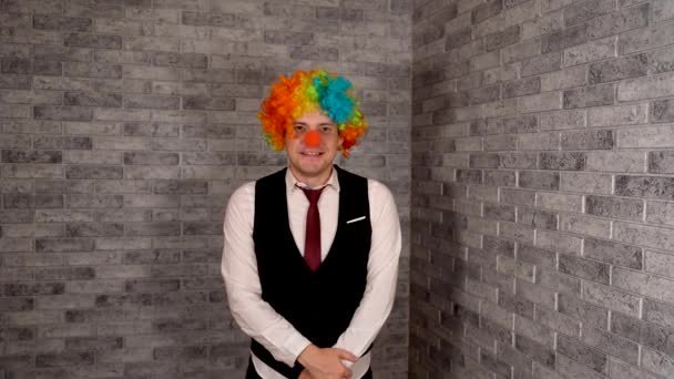 Ung clown affärsman som arbetar på kontoret — Stockvideo