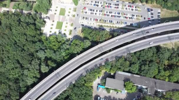 Vista aerea delle auto si stanno muovendo attraverso la foresta sulla strada in estate. — Video Stock