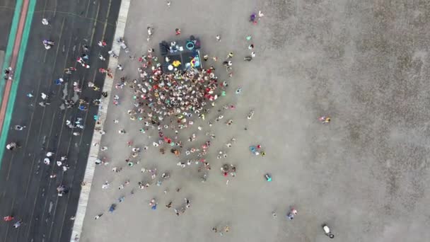 Vue aérienne de l'événement pour les gens. Beaucoup de gens au stade regardent la performance, vue de dessus.. — Video