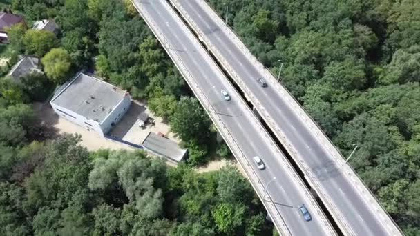 Vista aérea de carros estão se movendo através da floresta na estrada no verão. — Vídeo de Stock