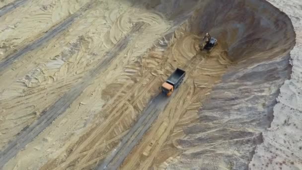 Ένα Βαρύ Μηχάνημα Εκσκαφέας Και Φορτηγό Εργάζονται Στο Λατομείο Άμμου — Αρχείο Βίντεο