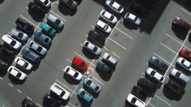 Yukarıdan araba park etme sürecine kadar bir manzara. Otoparkta trafik sıkışık. Yoğun otoparkta boş yer arıyorum. Park tavsiyesi. Yoğun iş merkezinde park yeri aranıyor.