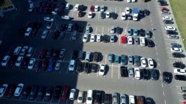 Yukarıdan araba park etme sürecine kadar bir manzara. Otoparkta trafik sıkışık. Yoğun otoparkta boş yer arıyorum. Park tavsiyesi. Yoğun iş merkezinde park yeri aranıyor.
