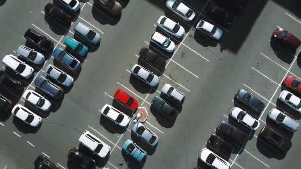 Pohled shora na proces parkování auta. Na parkovišti je hustý provoz. Hledám místa na rušném parkovišti. Parkovací rada. Cestovní pro parkování v rušném obchodním centru — Stock video