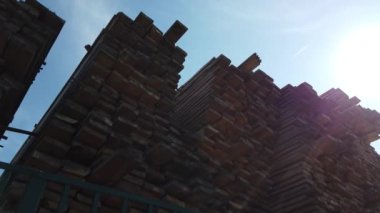 Depoda kullanılmış ahşap paletler var. Ahşap palet çakışması.