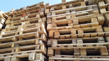 Depoda kullanılmış ahşap paletler var. Ahşap palet çakışması.