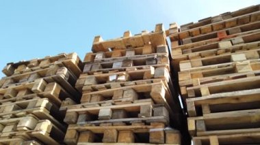 Depoda kullanılmış ahşap paletler var. Ahşap palet çakışması.