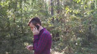 Akıllı telefon kullanan bir adam. Telefonu olan adam.