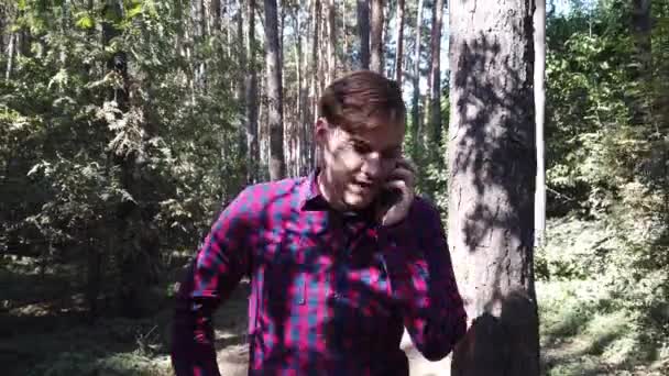 Akıllı Telefon Kullanan Bir Adam Telefonu Olan Adam — Stok video