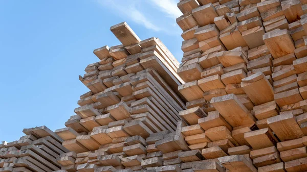 Holzbretter, Bauholz, Industrieholz, Holz. Kiefernholz stapelt sich auf der Baustelle aus natürlichen Rohholzbrettern. Industrielle Holzbaustoffe — Stockfoto