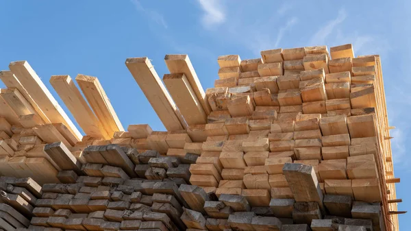木板，木材，工业木材，木材。松木木柴堆成的天然粗糙木板堆在建筑工地上.工业木材建筑材料 — 图库照片