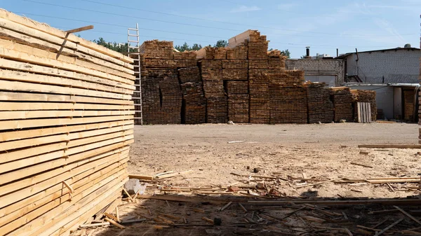 Holzbretter, Bauholz, Industrieholz, Holz. Kiefernholz stapelt sich auf der Baustelle aus natürlichen Rohholzbrettern. Industrielle Holzbaustoffe — Stockfoto