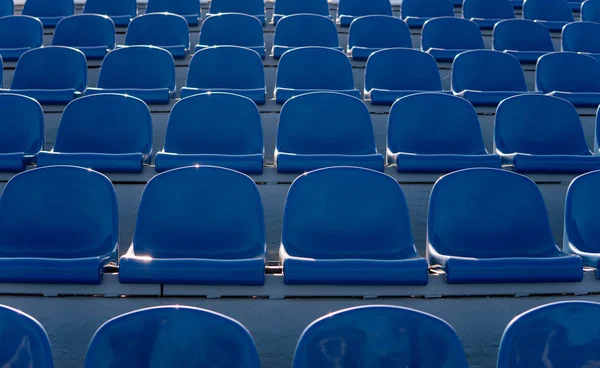 スポーツ競技場での漂白剤。青いシートが並ぶ — ストック写真