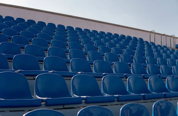 Bleachery na sportovním stadionu. Modrá místa v řadě — Stock fotografie