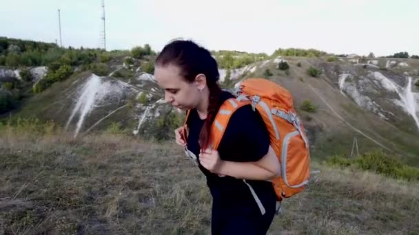 Ung Kvinna Turist Med Ryggsäck Promenader — Stockvideo