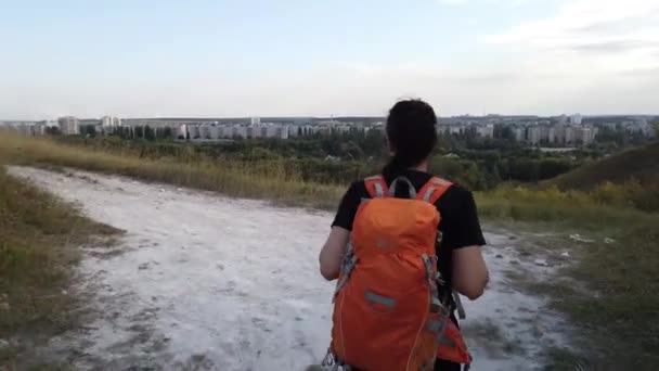 Turista Joven Con Mochila Caminando — Vídeo de stock