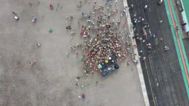 İnsanlar için olayların havadan görünüşü. Stadyumdaki birçok insan gösteriyi izliyor..