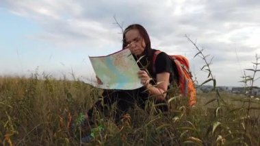 Sırt çantalı kadın gezgin haritaya bakıyor 