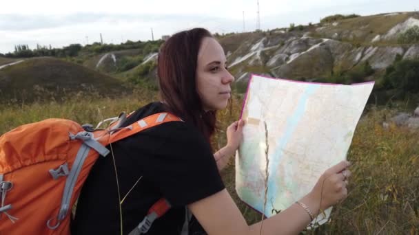 Mulher Viajante Com Mochila Olhando Mapa — Vídeo de Stock