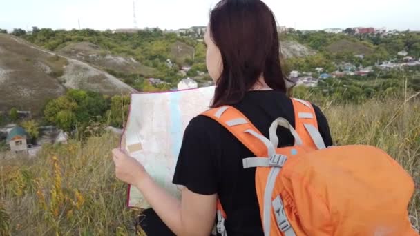 Woman traveler with backpack looking on map — Stock Footage Woman Traveler Backpack Looking Map Stock Video