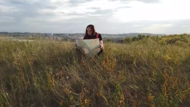 Γυναίκα Ταξιδιώτη Σακίδιο Κοιτάζοντας Στο Χάρτη — Αρχείο Βίντεο