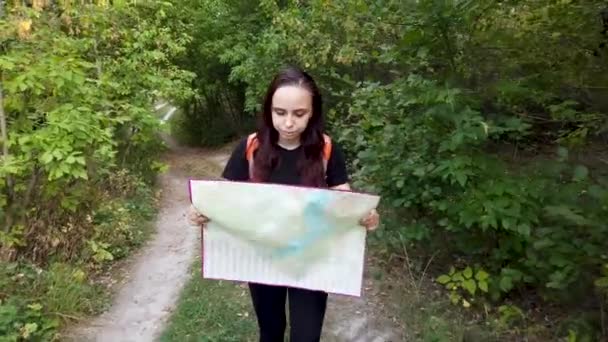 Una Mujer Que Viaja Con Mapa Los Bosques Retrato Guapa — Vídeos de Stock