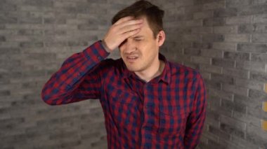 Ekose gömlekli güzel duygusal bir adam onun kulağına el ele tutuşuyor ve gri tuğladan bir arka planda yapılan konuşmaya kulak misafiri olmaya çalışıyor. Meraklı bir erkek geniş bir şekilde gülümsüyor ve birini gözetliyor. Şey...