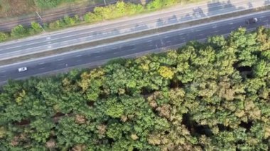 Yazın yol üzerindeki arabaların hava manzarası orman boyunca ilerliyor..