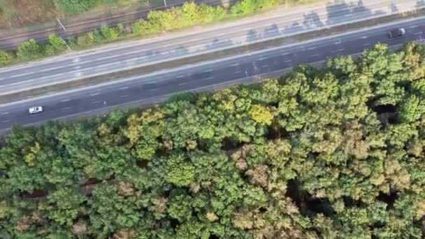 Vista Aérea Los Coches Está Desplazando Por Bosque Carretera Verano — Vídeo de stock