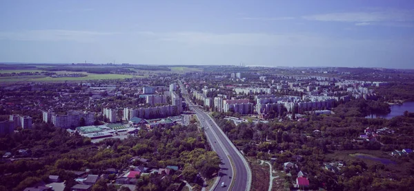 Вид с воздуха на растущий город. Вид с беспилотника на новый строительный комплекс в центре города с домами — стоковое фото