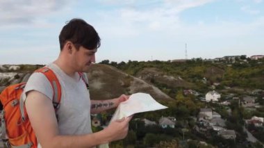 Haritalı bir gezgin. 