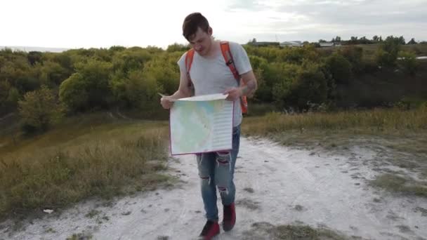 Hombre Viajante Con Mapa — Vídeos de Stock