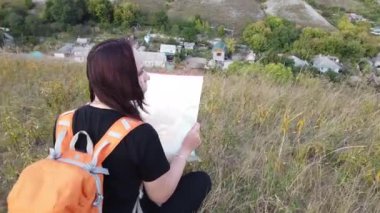 Sırt çantalı kadın haritalı gezgin yalnız seyahat ediyor.