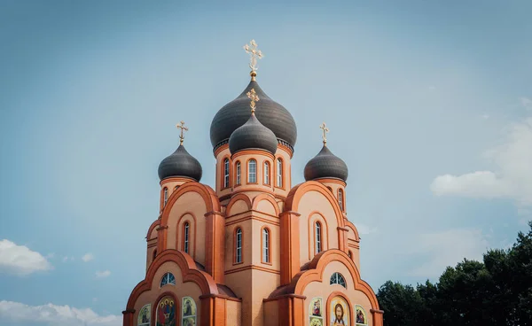 Christian church with golden crosses. Christian temple in Russia. The Church of the Christian Church is a monument of Russian spiritual and religious architectural tradition and Orthodoxy. — Stock Photo, Image