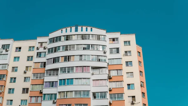 Modernos edificios de apartamentos en un día soleado con un cielo azul. Fachada de un moderno edificio de apartamentos. edificio residencial moderno apartamento condominio arquitectura — Foto de Stock