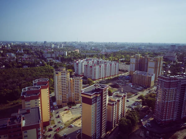 Mavi gökyüzü olan güneşli bir günde modern apartman binaları. Modern bir apartmanın ön cephesi. Modern apartman binası mimarisi