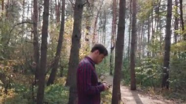 Akıllı telefondan mesaj yazan bir adam. Telefonu olan adam.