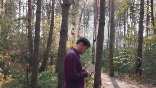 Le mec tapant un message sur le smartphone. Homme avec téléphone