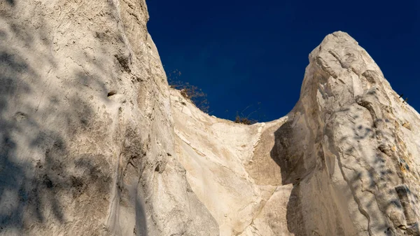 De krita bergskullarna av krita. Kalkbrytning. Kalkstenbrott. Gruvdrift — Stockfoto