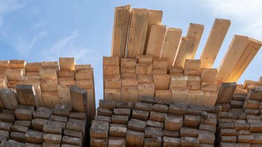 Tahta, kereste, endüstriyel odun, kereste. İnşaat alanında çam ağacı kereste yığını. Endüstriyel kereste üretim malzemeleri