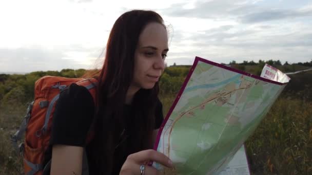 Mujer Con Mochila Mapa Viajando Sola — Vídeo de stock